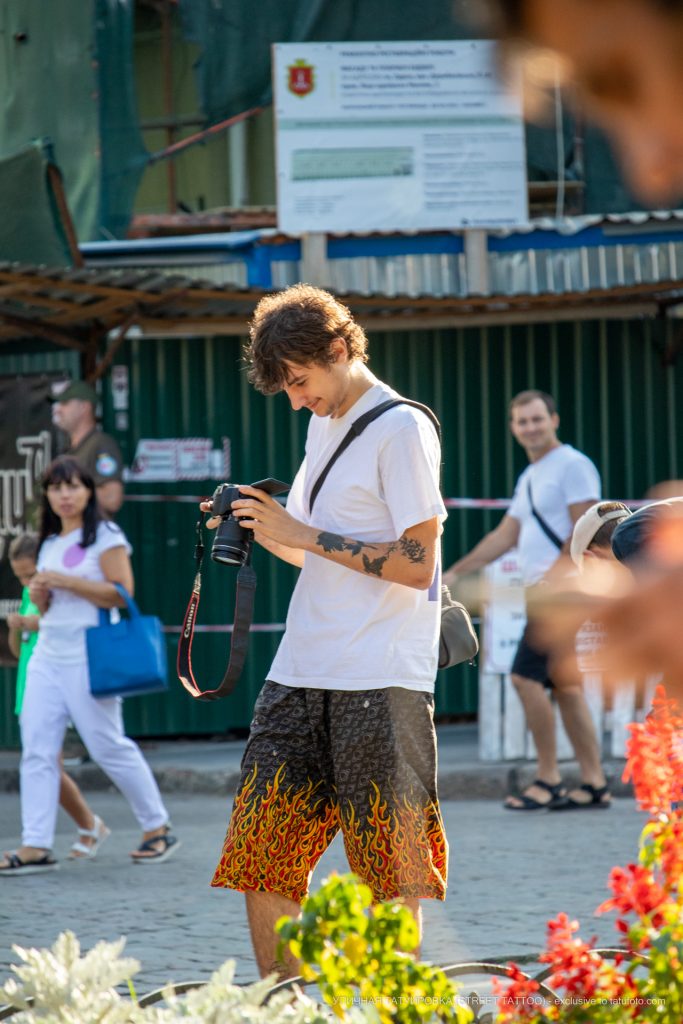 وشم الوردة السوداء على ذراع الرجل الأيسر - وشم شارع وشم - 09.21.2020