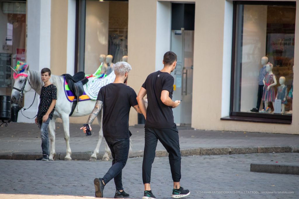 كم وشم بالورود على الذراع اليمنى لشاب شاب - وشم شارع وشم - 21.09.2019