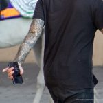 وشم الأكمام مع الزهور على الذراع اليمنى لشاب - وشم الشارع - وشم الشارع - 21.09.2019