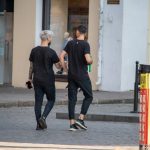 وشم الأكمام مع الزهور على الذراع اليمنى لشاب - وشم شارع وشم - 09.21.