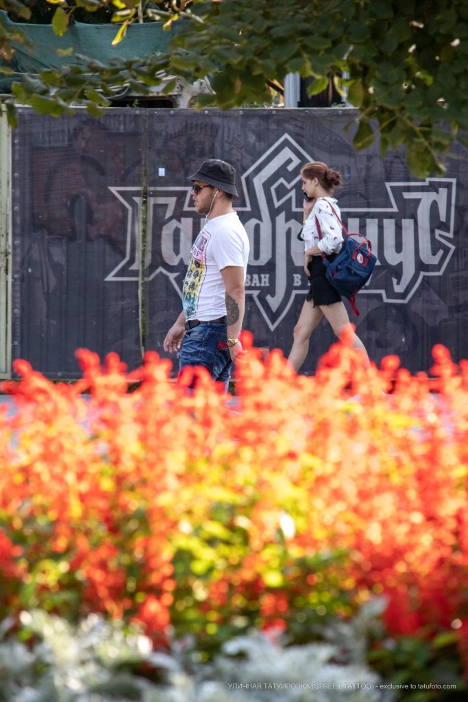 وشم على مدار الساعة بأرقام رومانية على الذراع اليسرى لرجل - وشم الشارع - وشم الشارع - 09.21.