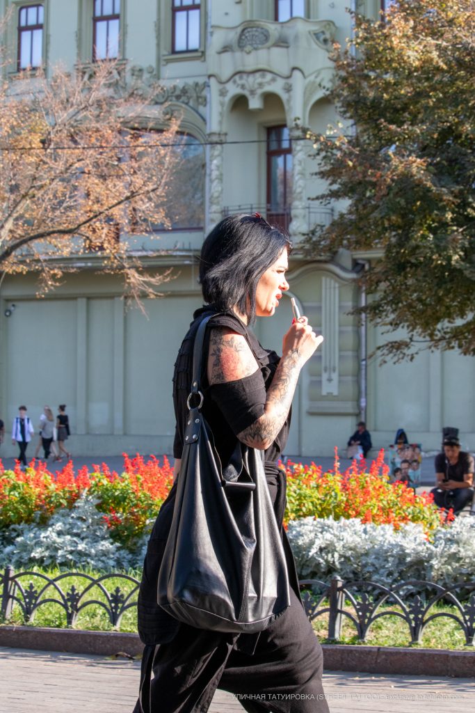 كم وشم باللونين الأسود والأحمر مع أزهار على ذراع الفتاة اليمنى - وشم الشارع - وشم الشارع - 21.09.2019