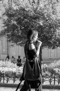 كم وشم باللونين الأسود والأحمر مع أزهار على ذراع الفتاة اليمنى - وشم الشارع - وشم الشارع - 21.09.2019