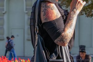 كم وشم باللونين الأسود والأحمر مع أزهار على ذراع الفتاة اليمنى - وشم الشارع - وشم الشارع - 21.09.2019