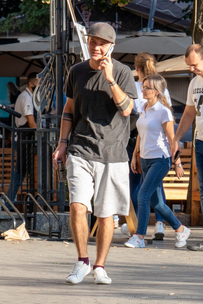 وشم بأساور مخططة سوداء على ذراعي الرجل - وشم الشارع - وشم الشارع - 09.21.