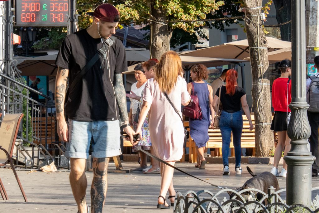 وشم شريط الشعلة والخرطوشة على ساق الرجل - وشم الشارع - وشم الشارع - 09/21 / 2020-2