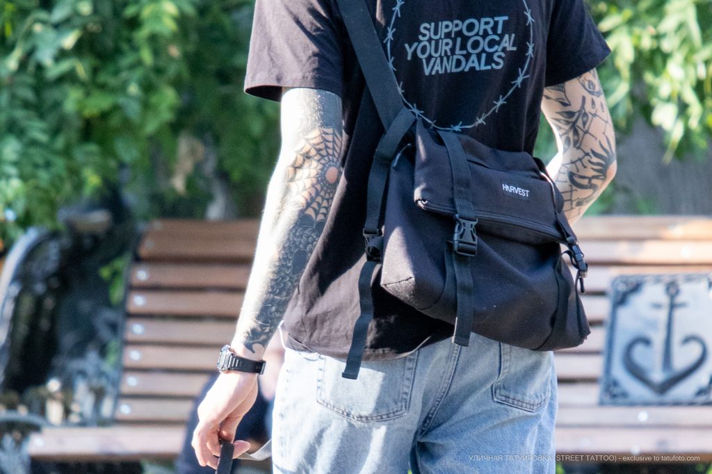 وشم شبكة العنكبوت على مرفق الرجل - وشم الشارع - وشم الشارع - 09/21 / 2020-1