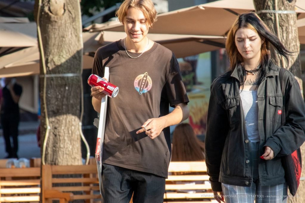 وشم اللهب على صدر الفتاة - وشم الشارع - وشم الشارع - 09/21 / 2020-1