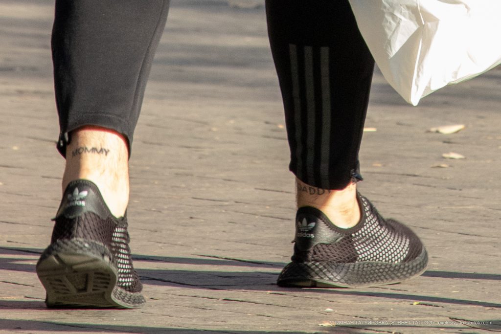 وشم نقش أمي أبي في الجزء السفلي من ساق الفتاة - وشم الشارع - وشم الشارع - 21.09.2020 - 2