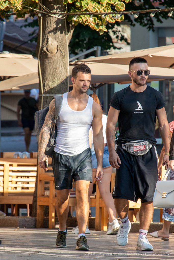 كم وشم مع أسد وبوصلة وكرة أرضية على ذراع رجل - Street Tattoo-street tattoo-09/21 / 2020-1