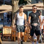 كم وشم مع أسد وبوصلة وكرة أرضية على ذراع رجل - Street Tattoo-street tattoo-09/21 / 2020-3