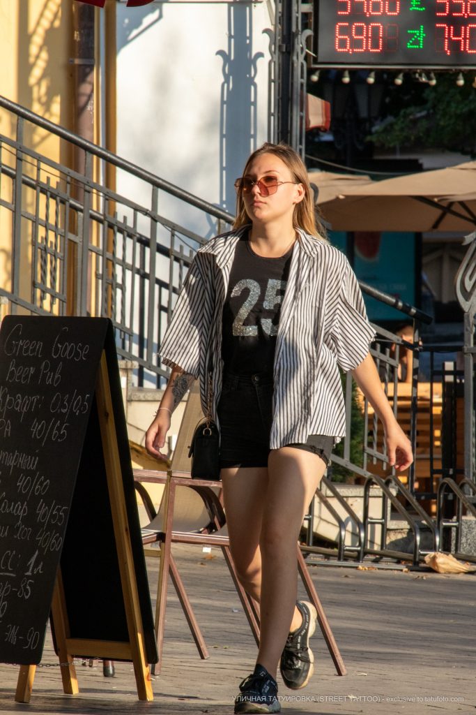 وشم مثلثات الزهرة على معصم الفتاة - وشم الشارع - وشم الشارع - 09.21.2019