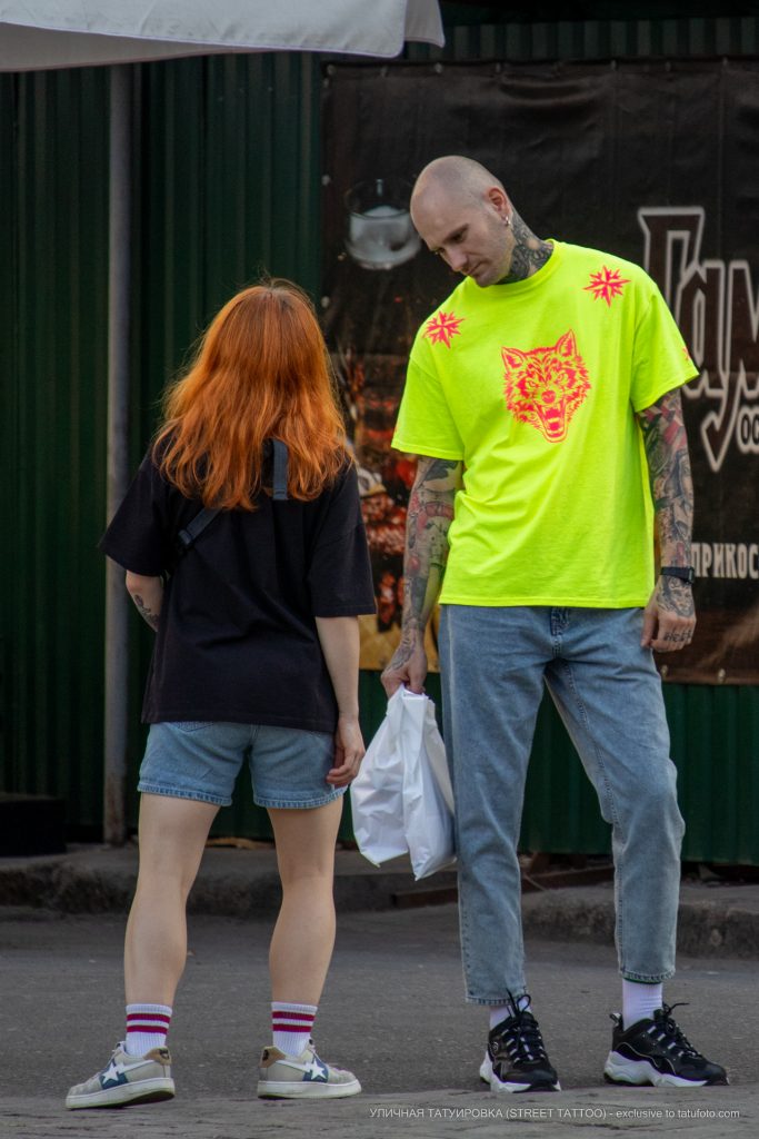 وشم الساعة الرملية على الرقبة والوجه المخيف على يد الرجل - وشم الشارع - وشم الشارع - 09.21.2019