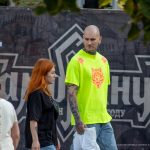 وشم الساعة الرملية على الرقبة والوجه المخيف على يد الرجل - وشم الشارع - وشم الشارع - 09/21 / 2020-6