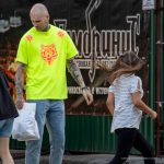 وشم الساعة الرملية على الرقبة والوجه المخيف على ذراع الرجل - وشم الشارع - وشم الشارع - 09/21 / 2020-9