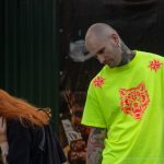 وشم الساعة الرملية على الرقبة والوجه المخيف على يد الرجل - وشم الشارع - وشم الشارع - 09/21 / 2020-12