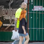 وشم الساعة الرملية على الرقبة والوجه المخيف على ذراع الرجل - وشم الشارع - وشم الشارع - 09.21.2019