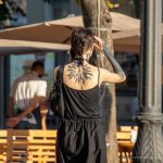 وشم أسود مع فروع شجرة جافة على يد الفتاة - وشم الشارع - وشم الشارع - 21.09.2019