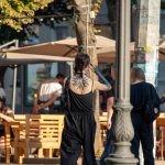 وشم أسود مع فروع شجرة جافة على يد الفتاة - وشم الشارع - وشم الشارع - 21.09.2019