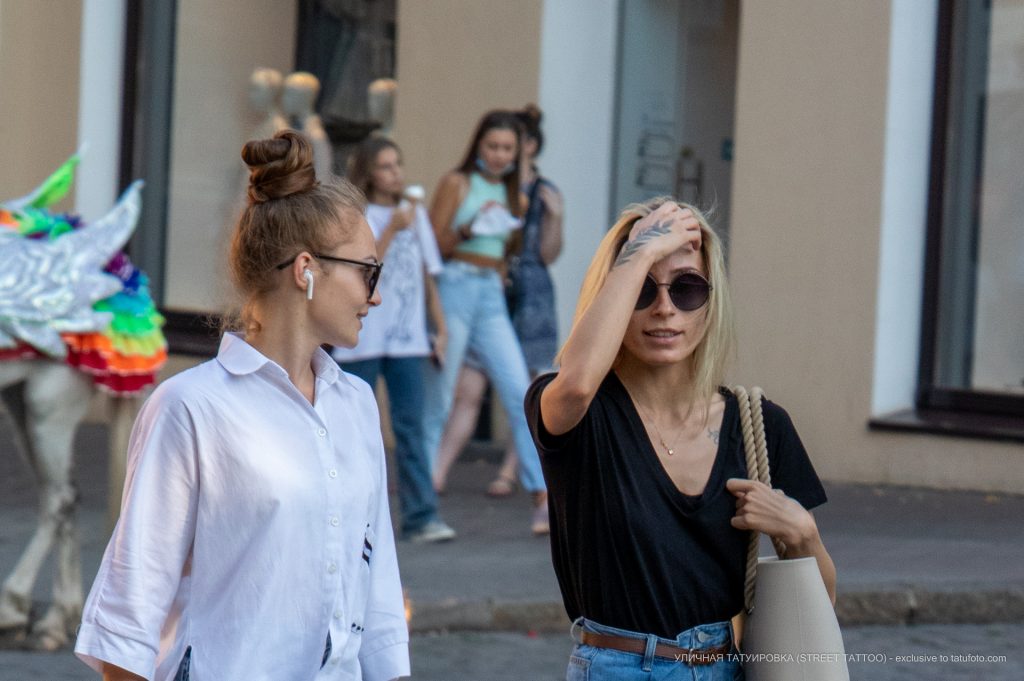 فرع وشم بأوراق على يد فتاة - وشم شارع - وشم شارع - 21.09.2020 - 2