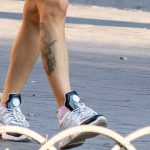 صورة وشم لرجل يحمل سيجارًا في أسفل ساق فتاة صغيرة - وشم شارع - وشم شارع - 21.09.