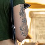 وشم بالورود على اليد اليمنى لفتاة - وشم شارع وشم - 09/21 / 2020-5