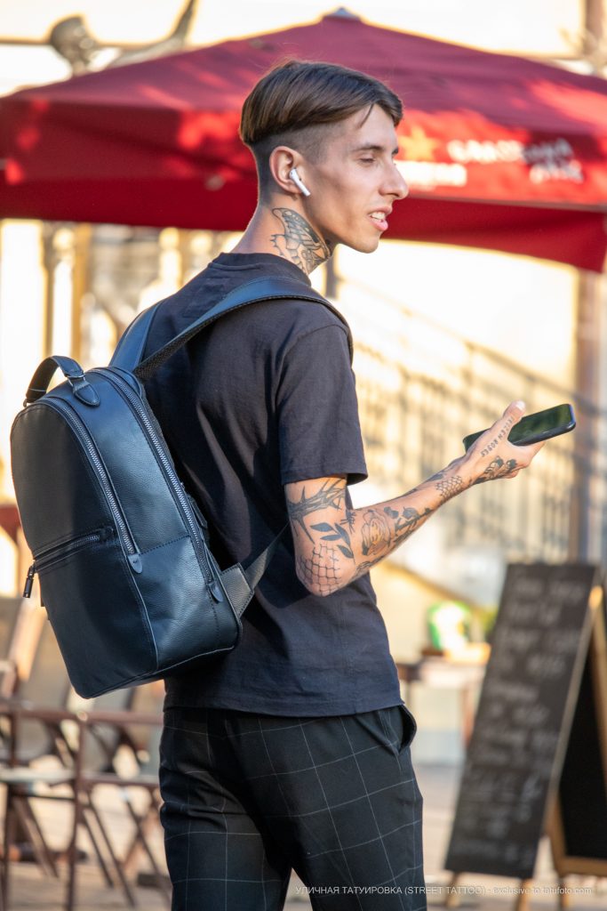 وشم فراشة على رقبة وشم أسود على ذراع رجل - وشم شارع وشم - 09.21.