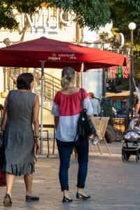 وشم على شكل قلب بأجنحة على الظهر أسفل رقبة فتاة - وشم شارع وشم - 21.09.