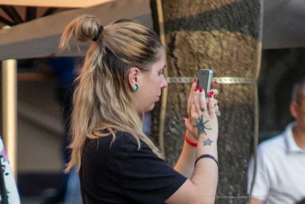 وشم العنكبوت والنجمة على ذراع الفتاة - وشم الشارع - وشم الشارع - 21.09.2019