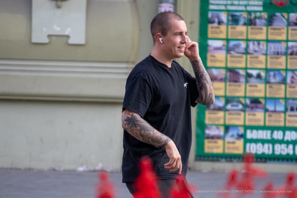 كم وشم بالورود وشجرة نخيل على ذراع الرجل - وشم الشارع - وشم الشارع - 09/21 / 2020-1