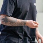 كم وشم بالورود وشجرة النخيل على ذراع رجل - وشم الشارع - وشم الشارع - 09/21 / 2020-3