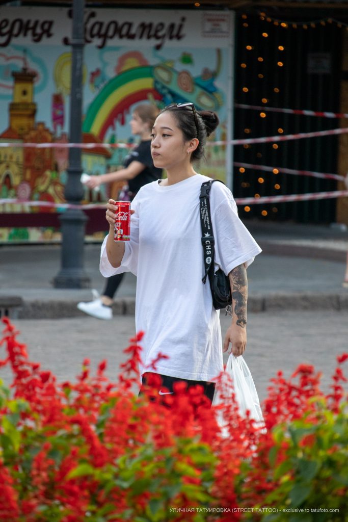 وشم قناع شيطان وثعبان على ذراع فتاة آسيوية - وشم الشارع - وشم الشارع - 21.09.2019