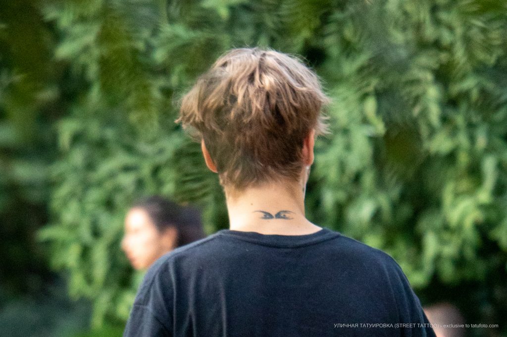 وشم مع عينين على الجزء الخلفي من رقبة الرجل - وشم الشارع - وشم الشارع - 21.09.