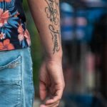 نقش الوشم على ذراع الرجل لك إلى الأبد - لك إلى الأبد - وشم الشارع - وشم الشارع - 21.09.2020-4