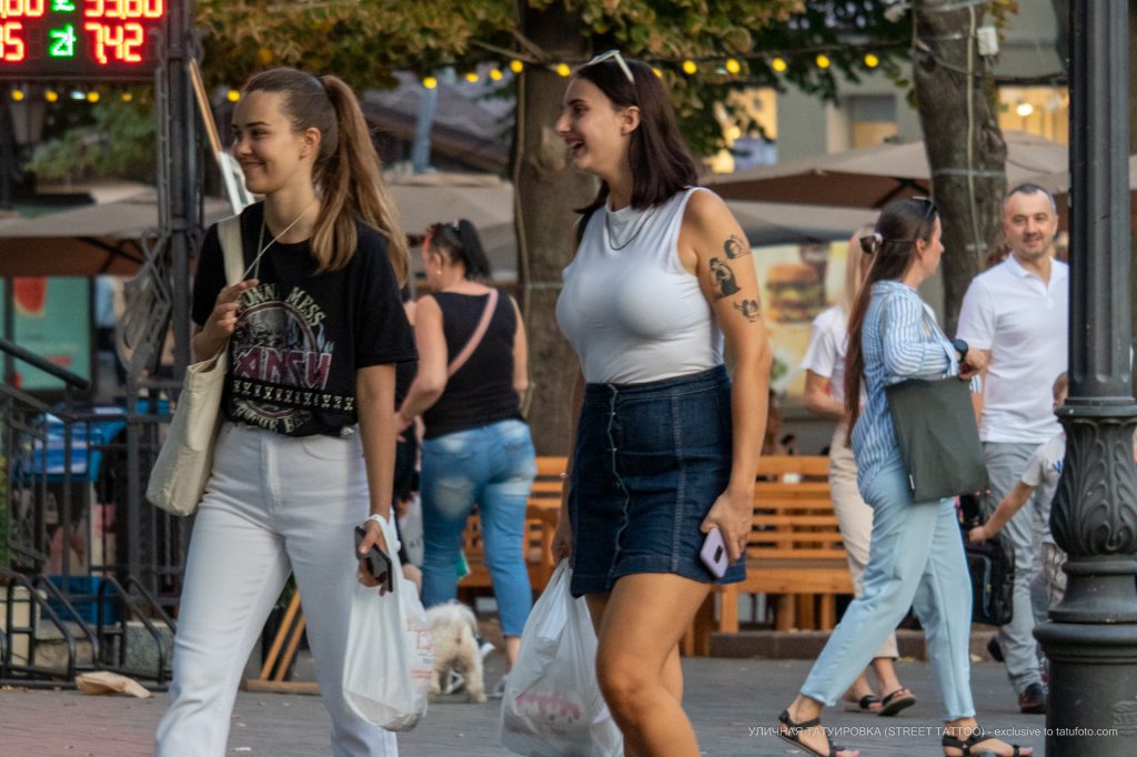 وشم أسود يدويًا مع فتاة وقطة على ذراع الفتاة - وشم الشارع - وشم الشارع - 21.09.2019