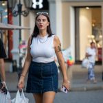 وشم أسود يدويًا مع فتاة وقطة على ذراع الفتاة - وشم الشارع - وشم الشارع - 21.09.2019