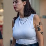 وشم أسود يدويًا مع فتاة وقطة على ذراع الفتاة - وشم الشارع - وشم الشارع - 21.09.2019