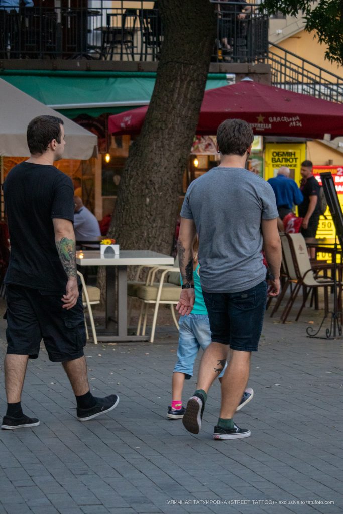 وشم مصباح الشارع وصورة على ذراع الرجل - وشم الشارع - وشم الشارع - 09/21 / 2020-1