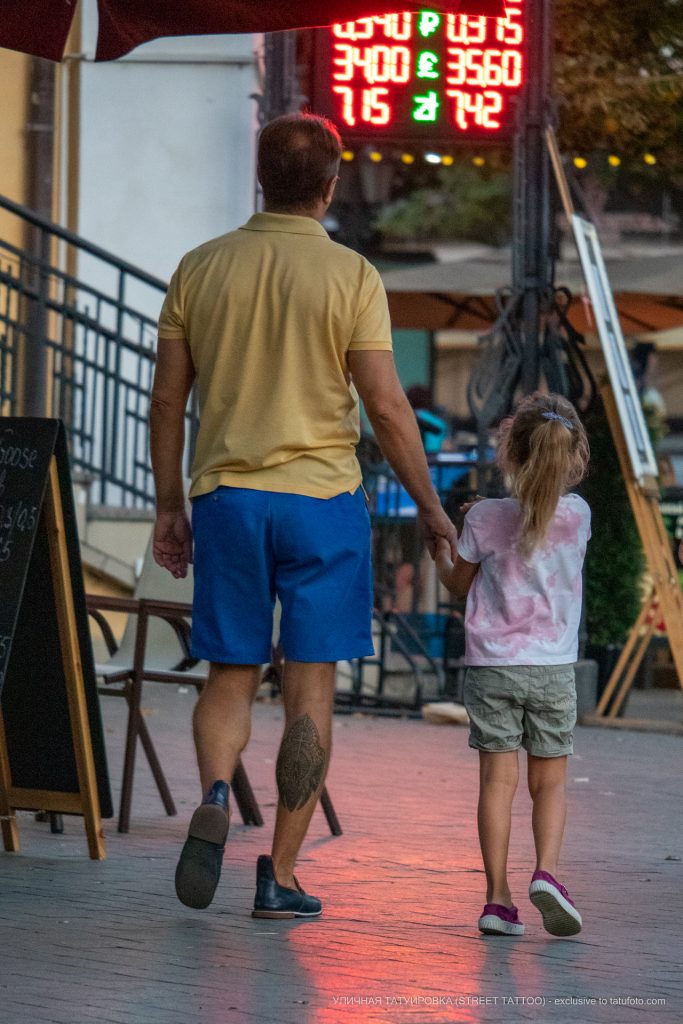 نمط الوشم والصليب أسفل ساق الرجل - وشم الشارع - وشم الشارع - 09/21 / 2020-4