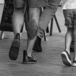 نمط الوشم والصليب أسفل ساق الرجل - وشم الشارع - وشم الشارع - 09/21 / 2020-3