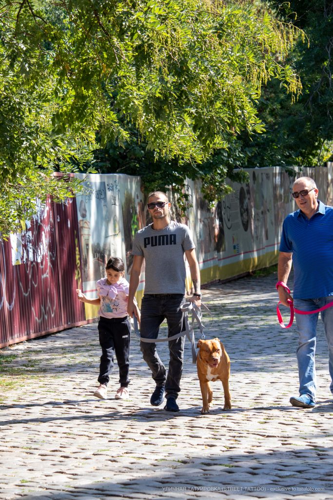 رجل مع كلب وشوم على معصمه - وشم الشارع - 22/09/2020 - 1