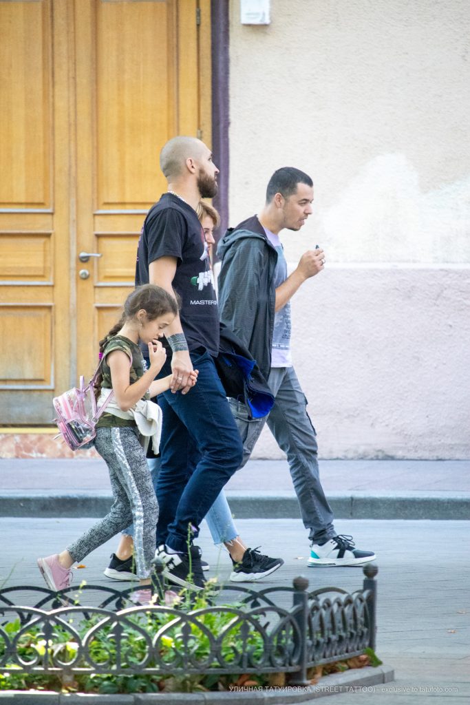 سوار أسود موشوم على المعصم الأيمن لرجل - وشم الشارع - 22/09/2020 - 3