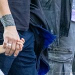 سوار أسود موشوم على المعصم الأيمن لرجل - وشم الشارع - 22/09/2020 - 2