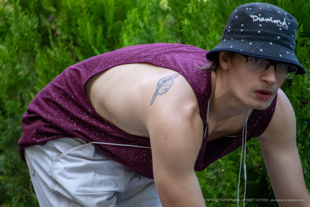 وشم كوكب زحل على شفرة الكتف الأيمن لمتزلج مراهق - وشم الشارع - 09/22 / 2020-2