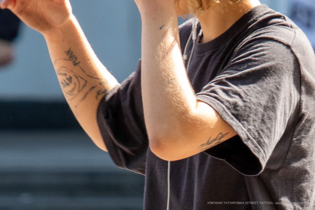 وشم PUNK و ATB بعلامة $ على يد فتاة متزلج - وشم الشارع - 22/09/2020 - 3
