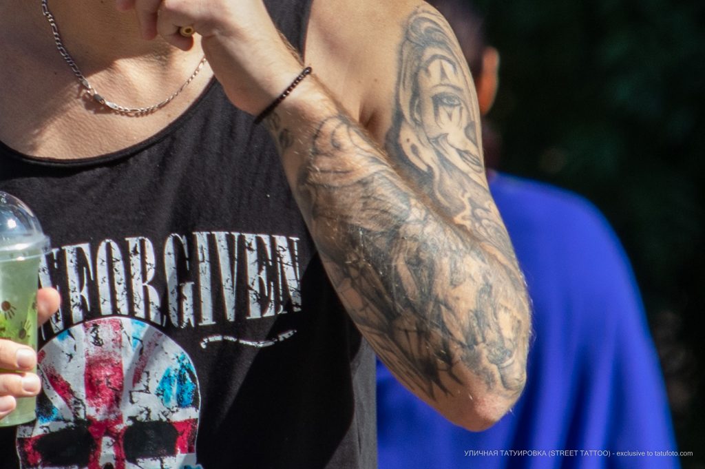 وشم فتاة مهرج وورود على الذراع اليسرى لرجل - وشم الشارع –22.09.2020–8