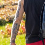 وشم فتاة مهرج وورود على الذراع اليسرى لرجل - وشم شارع –22.09.2020– 12