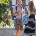 شبكة العنكبوت الحمراء وشوم الأسهم على ذراع الرجل - وشم الشارع - 9/22 / 2020-1