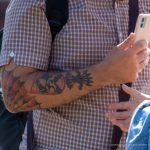 شبكة العنكبوت الحمراء وشوم الأسهم على ذراع الرجل - وشم الشارع - 22/09/2020 - 3