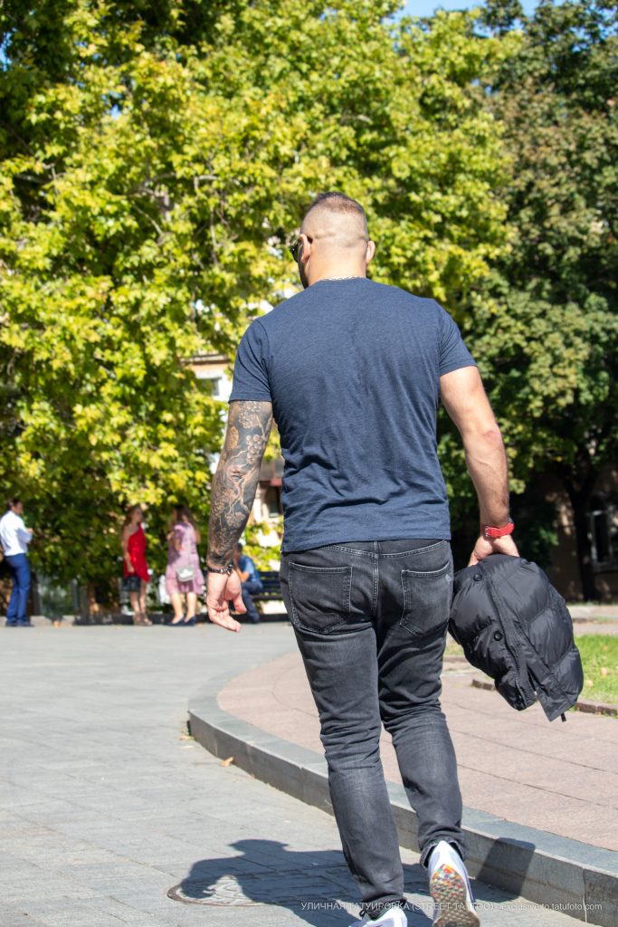 كم وشم بالعنب على الذراع اليسرى لرجل - وشم الشارع –22.09.2020-1